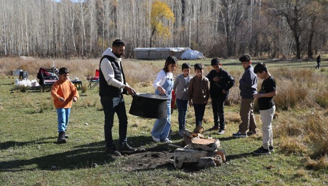 Kazanda pişirdiği etlerle sahipsiz kedileri besliyor