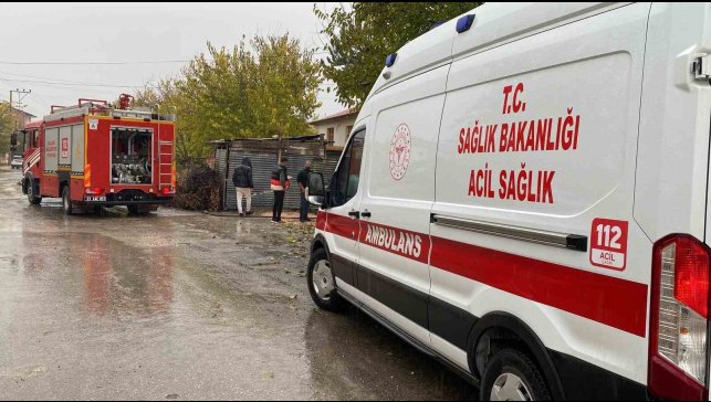 Elazığ'da çatı yangını: 1 kişi dumandan etkilendi