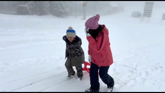 Kars'ta kar coşkusu: Çocuklar kardan adam yaptı, kızak kaydı