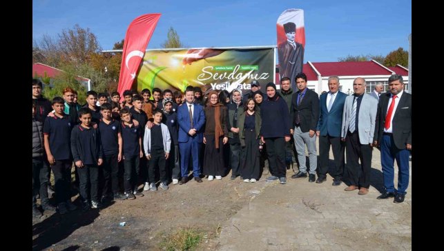 Tatvan'da okul bahçeleri fidanlarla yeşilleniyor