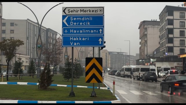 Yüksekova'da yoğun yağışlar uçak seferlerini durdurdu