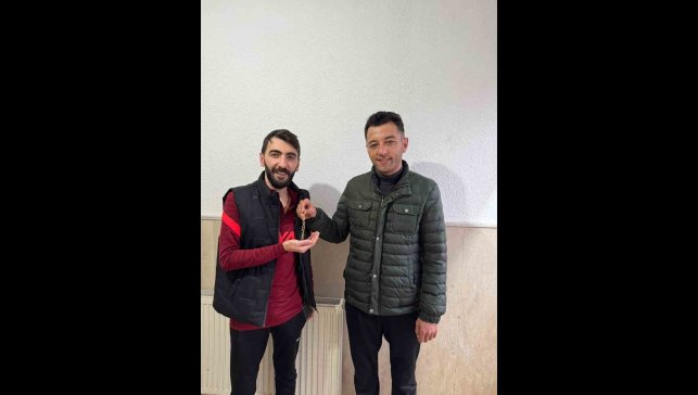 Ağrı'da kaybolan altın bileklik jandarma personeli tarafından sahibine teslim edildi