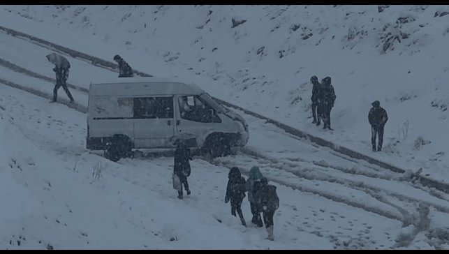 Yüksekova yoğun kara teslim oldu