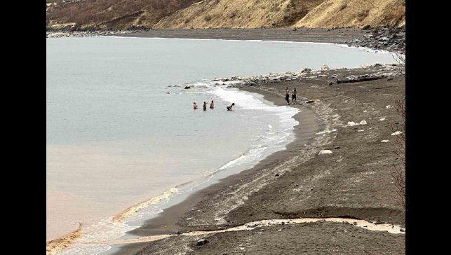 Bitlis'te bir yanda kar esareti, bir yanda su keyfi