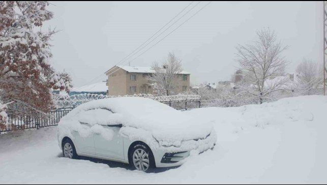 Başkale'de araçlar kara gömüldü: 11 yerleşim yerinin yolu ulaşıma kapandı