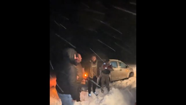Karda mahsur kalan 4 vatandaş 3 saatlik zorlu çalışmayla kurtarıldı