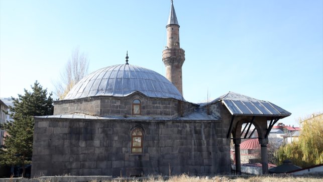Erzurum'daki tarihi Şeyhler Camisi minaresindeki güneş saatiyle dikkati çekiyor