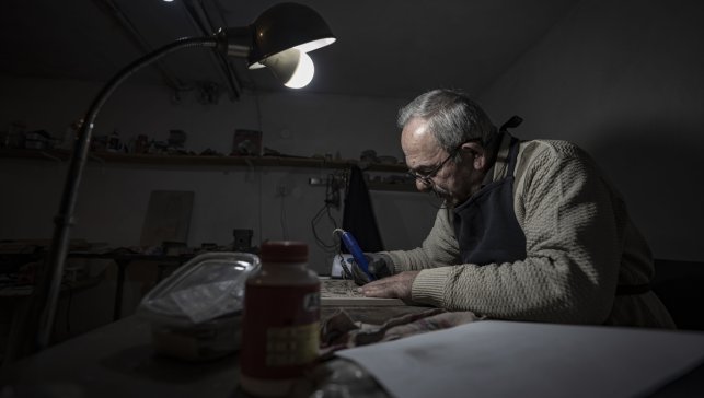 Emekli hekim Oltu taşı tozuyla ahşap oymacılığına yeni bir soluk getiriyor