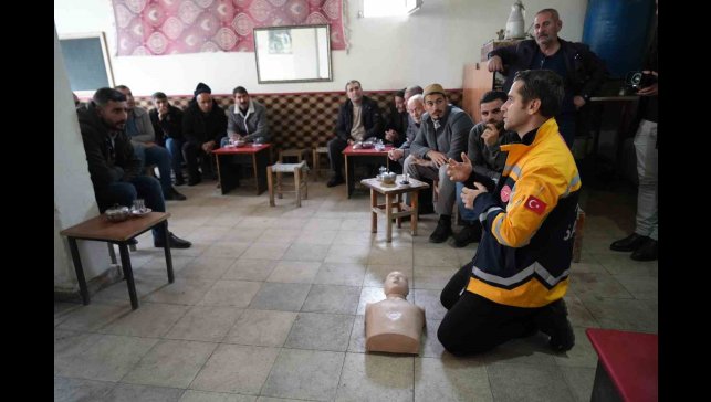 Sağlık ekipleri dağ köylerini tek tek gezerek ilk yardım eğitimi veriyor