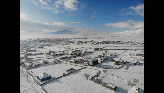 Kars beyaz örtüsünü çekti, buzlanan yolda tır kaldı