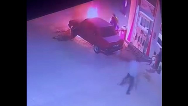 Akaryakıt istasyonunda araç yangını korkuttu