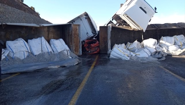 Ardahan'da iki tır ve otomobil çarpıştı