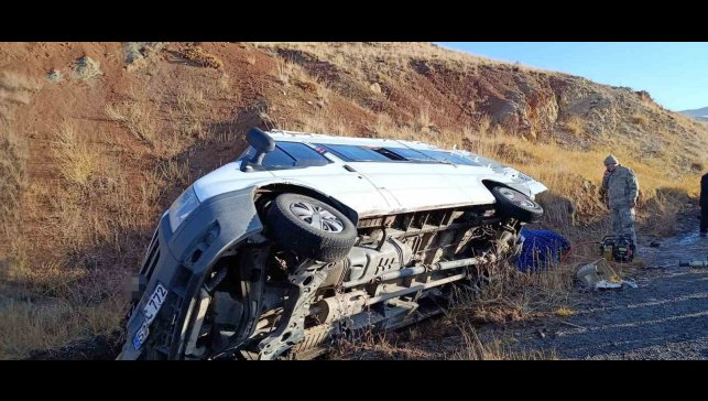 Erzurum'da öğretmenleri taşıyan servis minibüsü devrildi: 7 yaralı