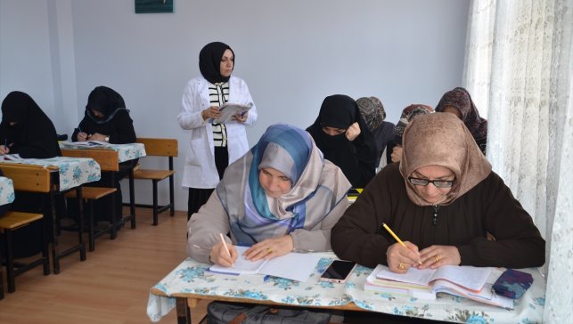 Muşlu kadınlar katıldıkları kurslarda okuma yazma öğreniyor