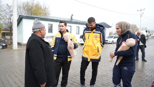 Muş'ta belde ve köylerdeki vatandaşlara yönelik ilk yardım eğitimi başlatıldı