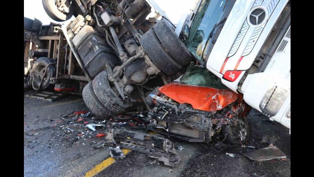 Posof'ta buzda kayan iki tır ve bir otomobil birbirine girdi: 1 yaralı