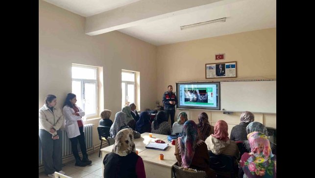 Kars'ta jandarmadan "En İyi Narkotik Polisi Anne" eğitimi