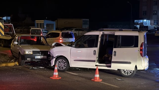 Erzurum'da zincirleme trafik kazasında 2 kişi yaralandı