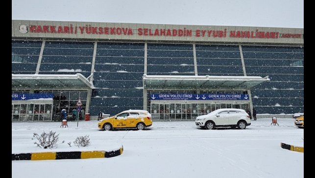 Yüksekova'da yoğun kar yağışı uçak seferlerini durdurdu