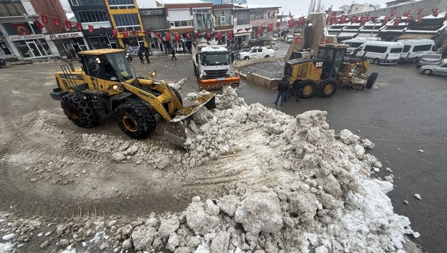 Van, Hakkari ve Muş'ta karla mücadele sürüyor