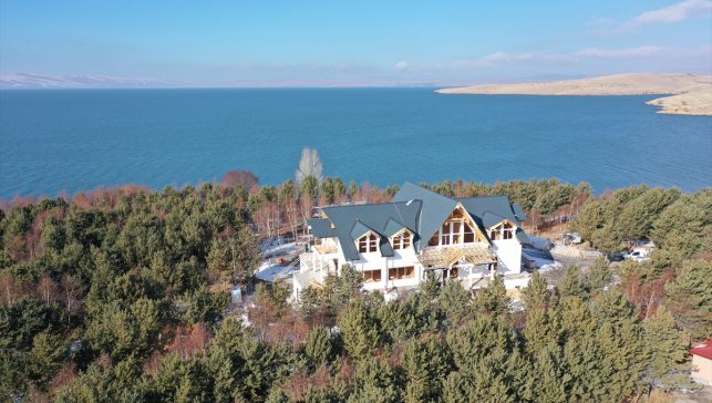 Çıldır Gölü'nün gözdesi "kütük ev" yeniden kış turizmi için hazırlanıyor
