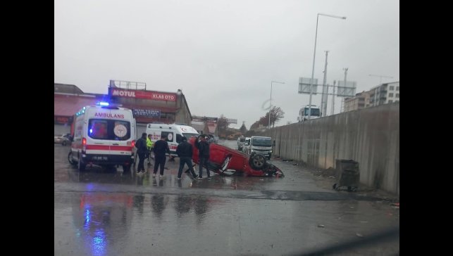 Tatvan'da otomobil köprülü kavşaktan uçtu: 2 yaralı