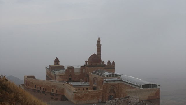 Ağrı'da İshak Paşa Sarayı'nın çevresi sisle kaplandı