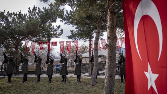 Erzurum'da 59 yıl önce yangında şehit olan 65 asker mezarları başında anıldı