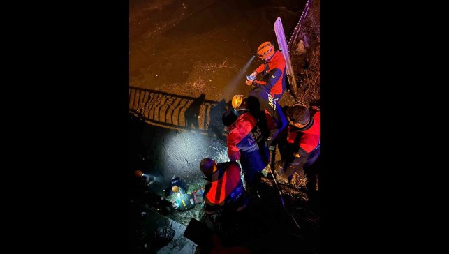 Ağrı'da köprüden düşen kişi ekiplerin hızlı müdahalesiyle kurtarıldı