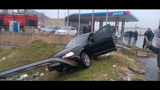 Muş-Bitlis kara yolunda 2 otomobil çarpıştı: 3 yaralı