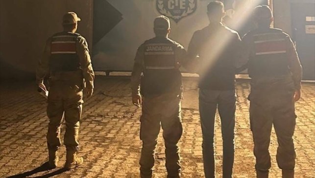 Kars'ta "sahte banka ve kredi kartı üreterek satan" firari hükümlü yakalandı