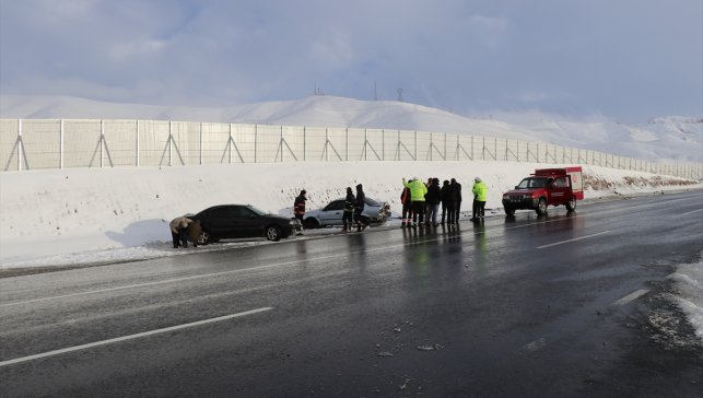 Van'da 4 aracın karıştığı kazada 5 kişi yaralandı