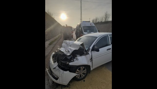 Elazığ'da traktöre çarpan otomobildeki 3 kişi yaralandı