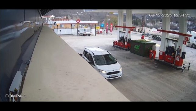 Tunceli'de 4.2'lik deprem anı güvenlik kamerasına yansıdı