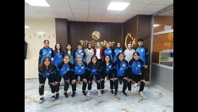 Ağrı'da kadın futbol takımına moral yemeği