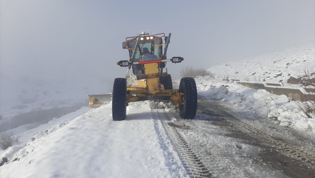 Ağrı'da kar nedeniyle kapanan köy yolları yapılan çalışmayla açıldı
