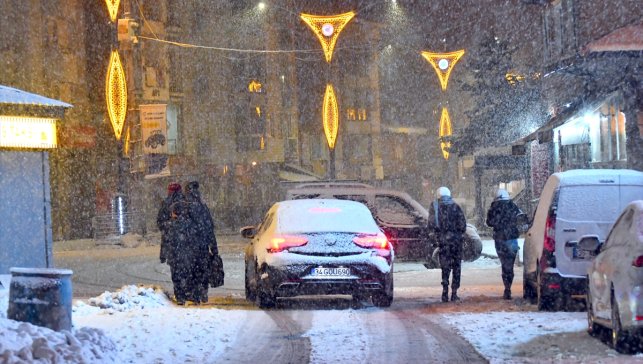 Kars'ta kar yağışı etkili oluyor