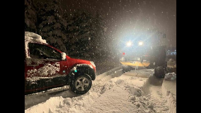 Kars'ta yolda mahsur kalan aracın yardımına özel idare ekipleri yetişti