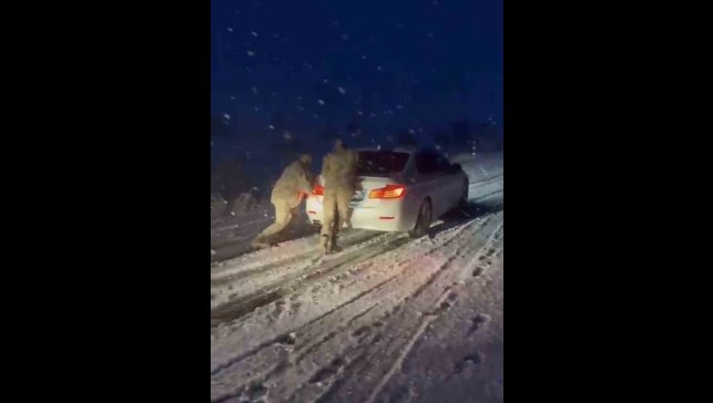 Muş-Bulanık yolunda ulaşıma kar engeli: Jandarma ekipleri rampada mahsur kalan araçları tek tek kurtardı
