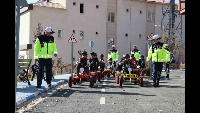 Geleceğin sürücüleri trafik parkurunda