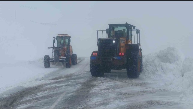 Karabet Geçidi'nde kar temizleme çalışması devam ediyor