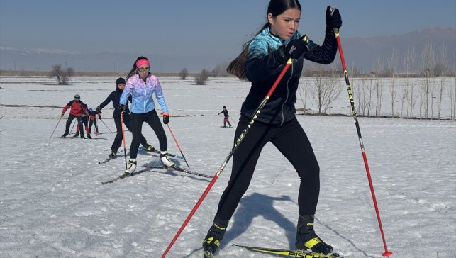 Hakkarili kayakçılar karlı arazide yarışlara hazırlanıyor
