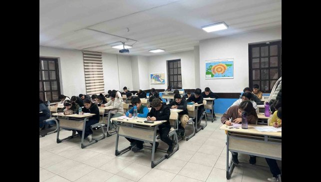 Büyükşehir Eğitim Merkezlerinde yapılan deneme sınavına bin 350 öğrenci katıldı
