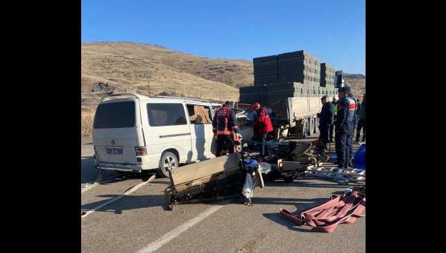 Malatya'da tır ile minibüs çarpıştı: 3 ölü