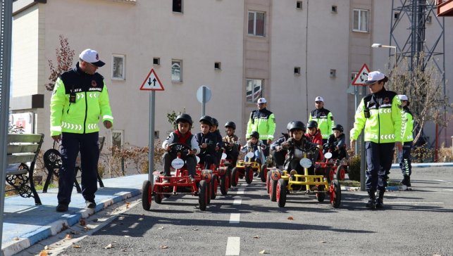 Hakkari'de jandarma ekiplerinden öğrencilere uygulamalı trafik eğitimi