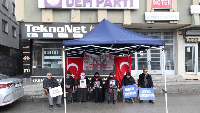 Muş'ta evlatlarına kavuşmak isteyen aileler, DEM Parti önündeki eylemlerini sürdürdü