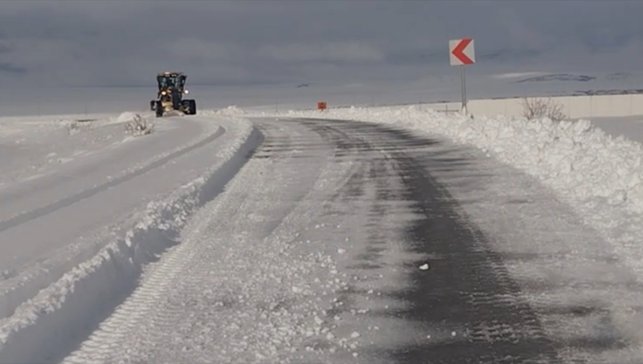 Kars'ta kar nedeniyle 20 köy yolunda ulaşım sağlanamıyor