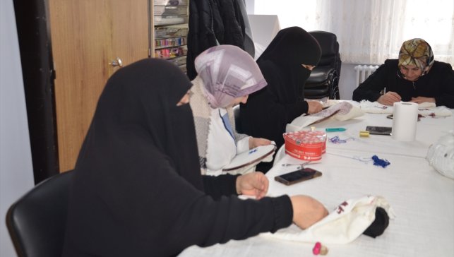 Muş'ta kurslara katılan kadınlar meslek öğreniyor
