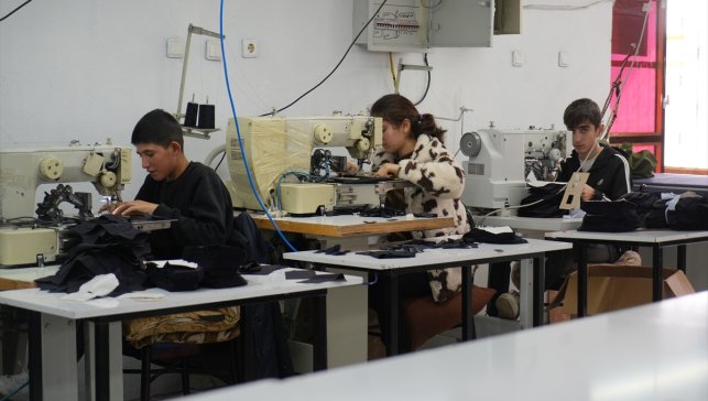 Kırköy beldesinde açılan tekstil fabrikası gençlere iş kapısı oldu