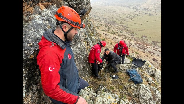 Kayalıklarda mahsur kalan keçiler JAK timi tarafından kurtarıldı